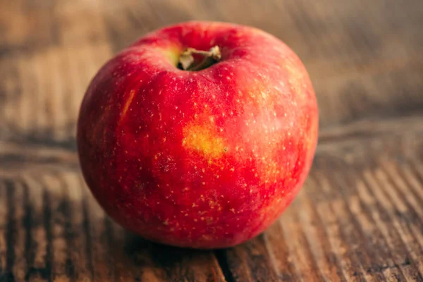 Ripe Red Apple Wooden Background — Stock Photo, Image