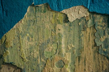 Eski çatlak duvar arka planı, kirli grunge dokusu. Boya soyan alçı duvarlar. Beton duvarlar kırılmış. Mavi boya ve boyası soyulmuş.