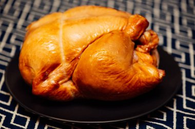 Yemek konsepti organik. Siyah tabakta tütsülenmiş tavuk