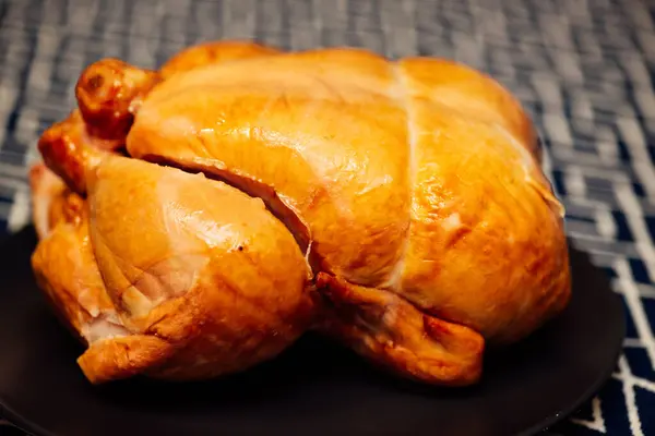 Konsep Makanan Organik Ayam Asap Piring Hitam — Stok Foto