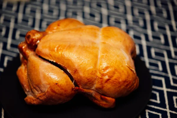 Pojęcie Żywności Organicznej Wędzony Kurczak Czarnym Talerzu — Zdjęcie stockowe