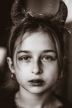 Cadılar Bayramı kutlaması için kostümlü küçük kız. Cadılar Bayramı partisi, Cadılar Bayramı karakterlerinin fotoğrafı. Genç kız. Vampir.