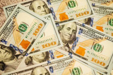Yüzlerce dolarlık banknotlar yakın plan çekimleri. Bir sürü dolar.