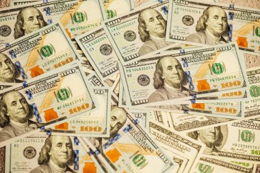 Yüzlerce dolarlık banknotlar yakın plan çekimleri. Bir sürü dolar.