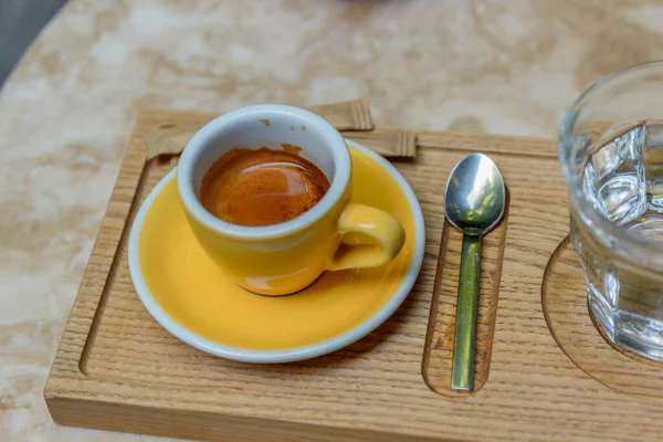 黄杯加埃普索咖啡 黄色的咖啡杯食物概念 — 图库照片