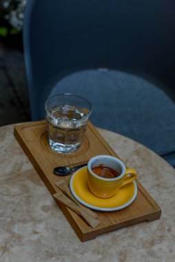 - Kahve. Epresso kahveli sarı kupa. Sarı kahve fincanı. yiyecek konsepti