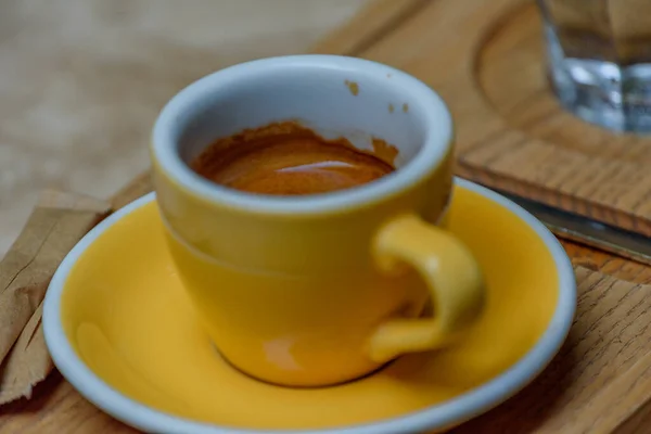 Kahve Epresso Kahveli Sarı Kupa Sarı Kahve Fincanı Yiyecek Konsepti — Stok fotoğraf