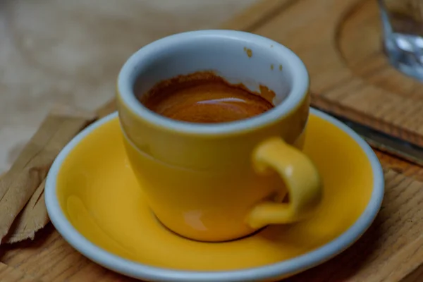 コーヒーだ エスプレッソコーヒーと黄色のカップ 黄色のコーヒーカップ 食の概念 — ストック写真