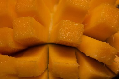 Taze organik mango ürünü, kesilmiş meyve. Mango kesimi. Sağlıklı yemek.