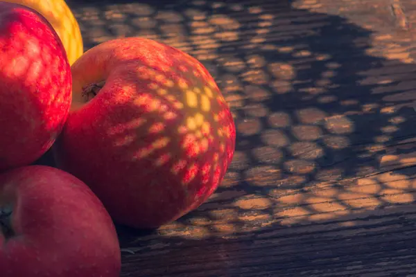 Maçãs Vermelhas Maduras Frescas Maçãs Fundo Vermelho Alimentos Vitaminas Saudáveis — Fotografia de Stock