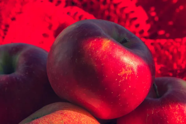 Frische Reife Rote Äpfel Äpfel Auf Rotem Hintergrund Gesunde Ernährung — Stockfoto