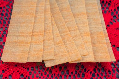 Bir paket dikdörtgen çip. Dikdörtgen çipler. Patates cipsinin makro fotoğrafçılığı