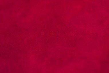 Süet kumaşın kırmızı mat arka planı, yakın plan. Pürüzsüz deri kadife desenli. Keçeleşmiş makro. Kırmızı süet kumaş. Kumaş, deri, tasarımcılar için malzeme..