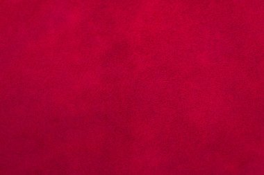 Süet kumaşın kırmızı mat arka planı, yakın plan. Pürüzsüz deri kadife desenli. Keçeleşmiş makro. Kırmızı süet kumaş. Kumaş, deri, tasarımcılar için malzeme..