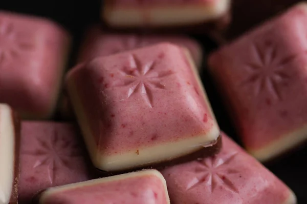 Ciocolată Albă Bar Mixt Berry Straturi Ciocolată Maro Roz Alb — Fotografie, imagine de stoc