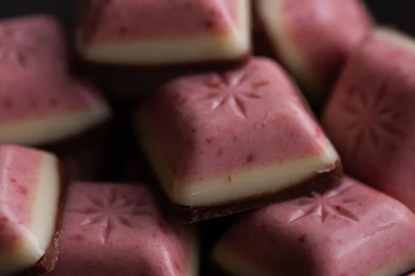 Ciocolată Albă Bar Mixt Berry Straturi Ciocolată Maro Roz Alb — Fotografie, imagine de stoc