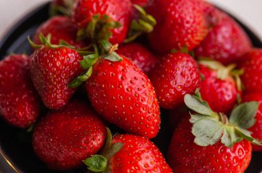 Çilekli. Taze organik böğürtlen makrosu. Meyve arkaplanı. Güzel kırmızı çilek