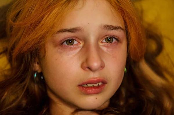涙を流しながら泣いている少女の肖像画 泣いてる 女の子9歳は非常に動揺している 10代の問題だ 移行中の9または10歳の少女 悲しみ — ストック写真