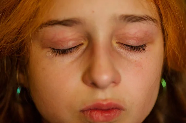 Retrato Una Niña Llorando Con Lágrimas Rodando Por Sus Mejillas —  Fotos de Stock