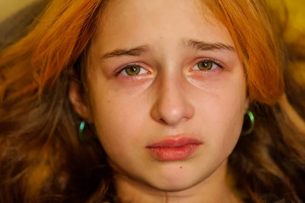 Retrato Una Niña Llorando Con Lágrimas Rodando Por Sus Mejillas —  Fotos de Stock