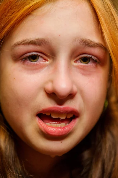 小女孩泪流满面地哭泣的画像 女孩哭了 9岁的女孩很不高兴 青少年问题 9或10岁的转型期女孩 悲伤的心情 — 图库照片