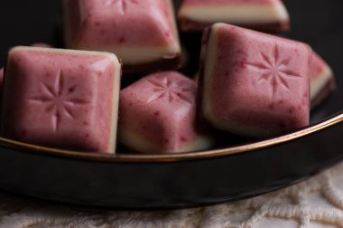 Karışık dutlu beyaz çikolata. Pembe beyaz çikolata katmanları. Tatlı, çikolata.