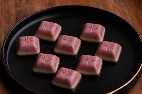 Cioccolato Bianco Con Barretta Frutti Bosco Misti Strati Cioccolato Marrone — Foto Stock