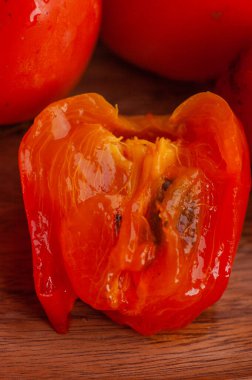 İki hurma portakalı. Hurma, sağlıklı gıda vitaminleri.