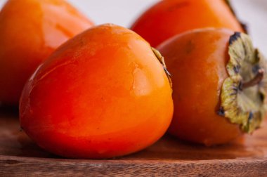 İki hurma portakalı. Hurma, sağlıklı gıda vitaminleri.