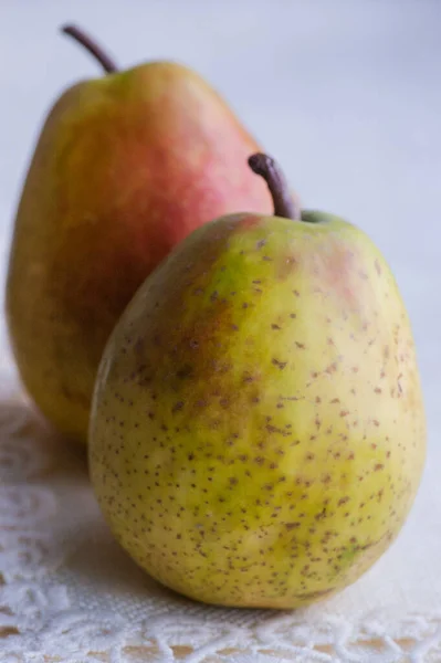 Terveellistä Ruokaa Kaksi Päärynää Orgaanisia Hedelmiä Kaksi Päärynää Hedelmiä Vitamiineja — kuvapankkivalokuva