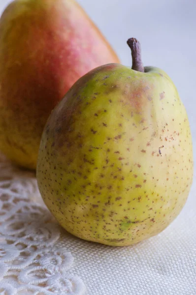 健康食品 两片梨有机水果 两颗梨 水果和维生素 — 图库照片