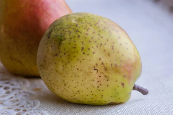 Terveellistä Ruokaa Kaksi Päärynää Orgaanisia Hedelmiä Kaksi Päärynää Hedelmiä Vitamiineja — kuvapankkivalokuva