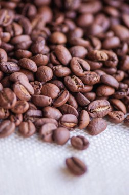 Kahve çekirdekleri. Hafif kavrulmuş doğal kahve çekirdekleri. Sabah ve enerji, kafein. Arabica