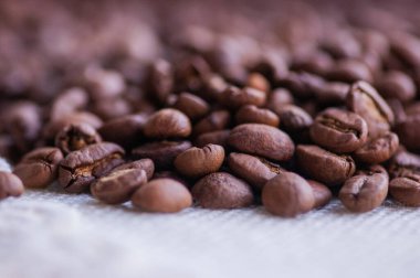 Kahve çekirdekleri. Hafif kavrulmuş doğal kahve çekirdekleri. Sabah ve enerji, kafein. Arabica