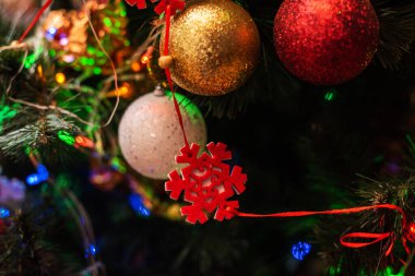 Mutlu Noeller ve mutlu yıllar. Ağaçta Noel oyuncakları. Noel