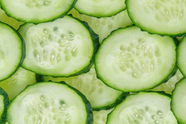 Arka plan olarak salatalığın makro fotoğrafı. Sebze, dilimlenmiş salatalık.