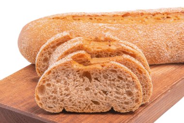 Tahtada dilimlenmiş karabuğday ekmeği. Baget beyazı izole edilmiş.