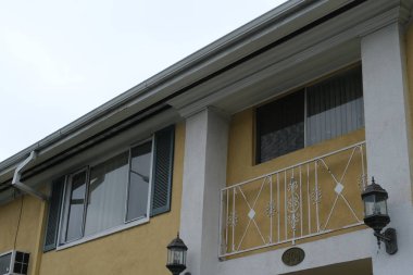 Tasarım için Los Angeles'taki binaların ön cephesinin elemanları ve detayları