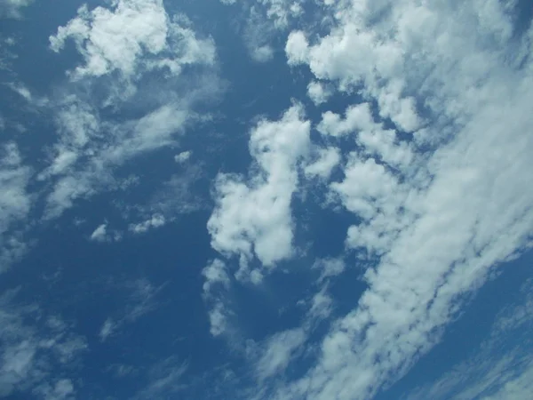 Cielo Blu Con Nuvole Bianche Vostro Disegno — Foto Stock