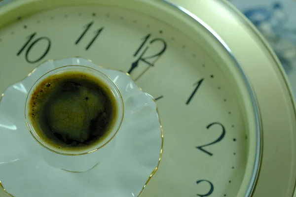 Una Taza Café Negro Reloj Concepto Nutrición Tiempo —  Fotos de Stock