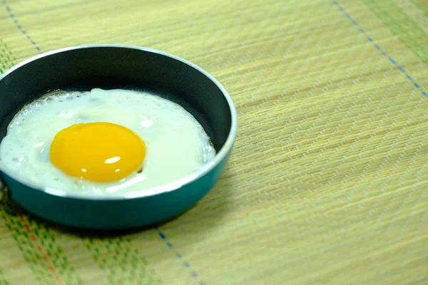 Tavada Kızarmış Yumurta — Stok fotoğraf
