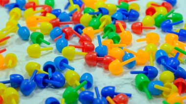 Çok renkli plastik, kağıt üzerinde çocuk mozaiği