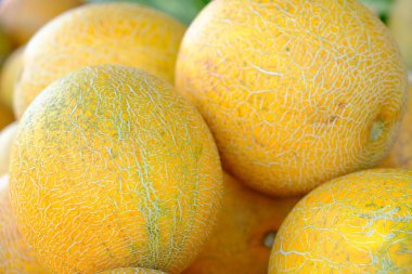 Şehir pazarında kavunlar