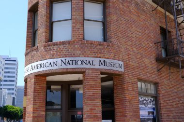 Binanın cephesinin ayrıntıları ve elemanları. Şehrin mimarisi. Tasarım için arka plan görüntüsü.