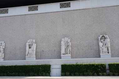 Binanın cephesinin ayrıntıları ve elemanları. Şehrin mimarisi. Tasarım için arka plan görüntüsü.