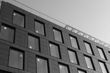 Binanın cephesinin ayrıntıları ve elemanları. Şehrin mimarisi. Tasarım için arka plan görüntüsü.