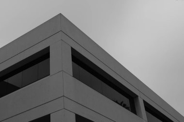 Binanın cephesinin ayrıntıları ve elemanları. Şehrin mimarisi. Tasarım için arka plan görüntüsü.