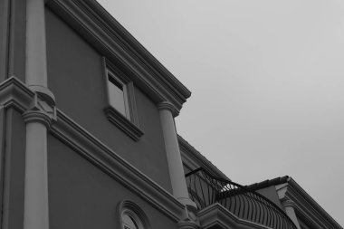 Binanın cephesinin ayrıntıları ve elemanları. Şehrin mimarisi. Tasarım için arka plan görüntüsü.