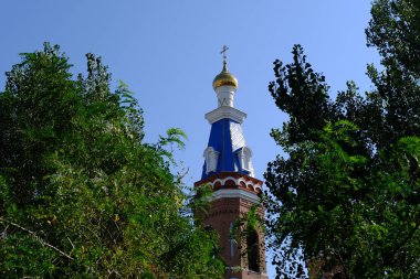 Binanın cephesinin ayrıntıları ve elemanları. Şehrin mimarisi. Tasarım için arka plan görüntüsü.