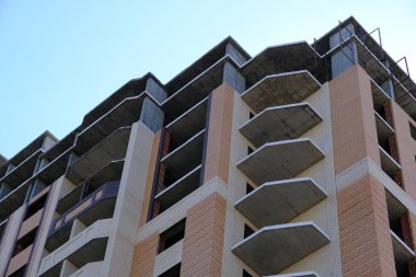 Binanın cephesinin ayrıntıları ve elemanları. Şehrin mimarisi. Tasarım için arka plan görüntüsü.